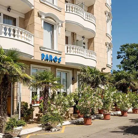 Family Paros 포마리