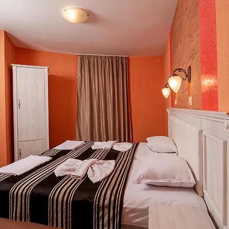 Family Paros 포마리